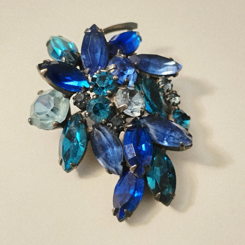 vintage Albert Weiss deep blue green cluster rhinestone Leaf Grape brooch